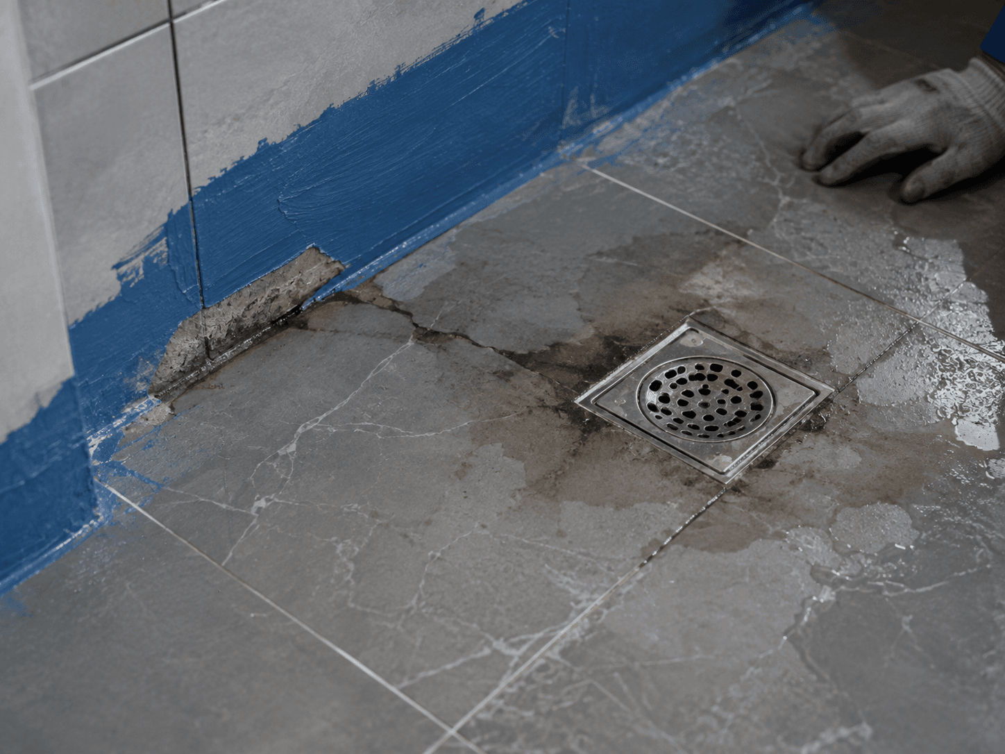 地面防水层失效施工场景示意