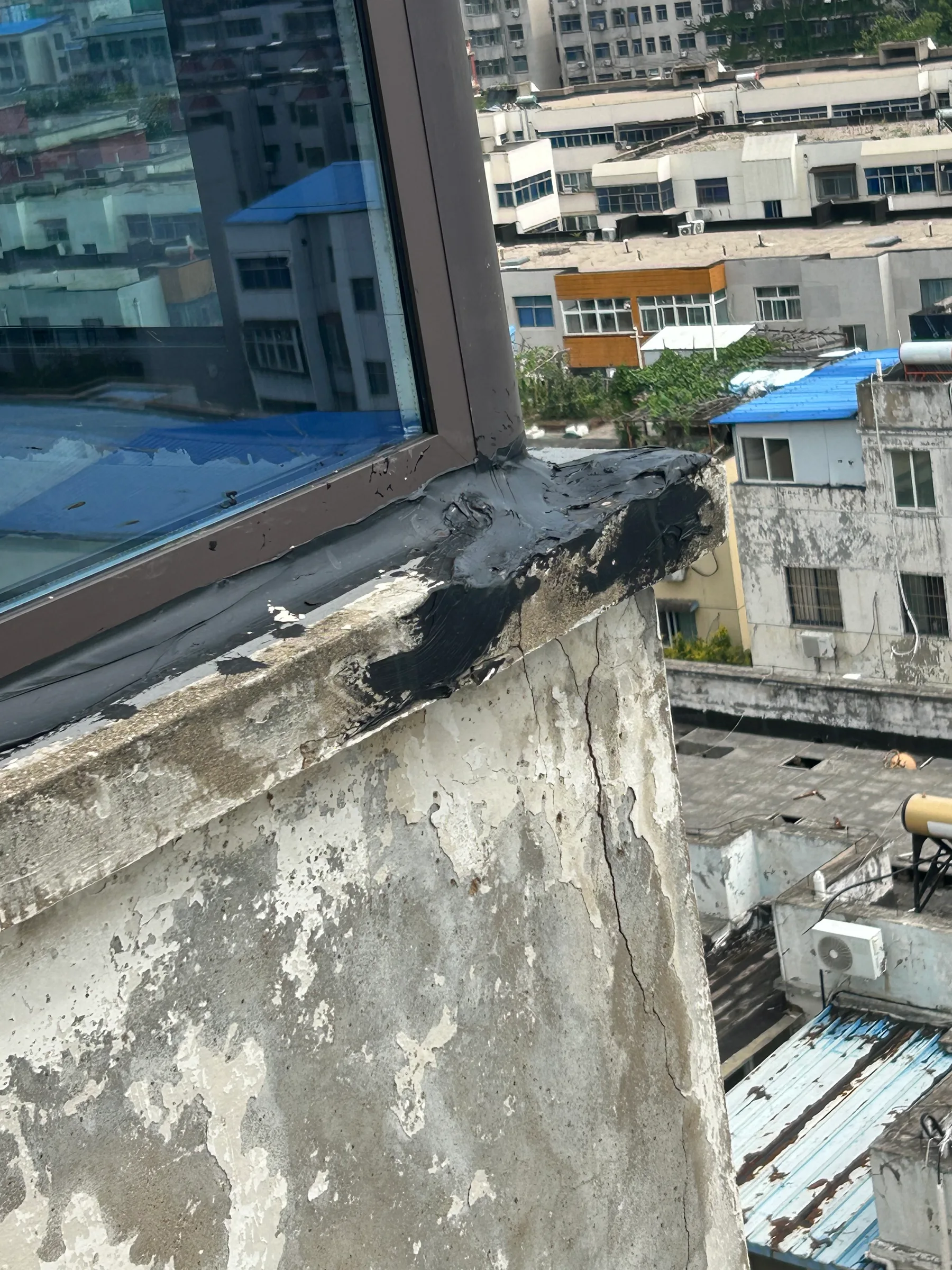 郑州郑州飘窗顶部与外墙交接渗漏的维修决策，区分窗框密封与顶板、墙体连接处防水，避免只在窗框补胶窗边外墙防水施工现场
