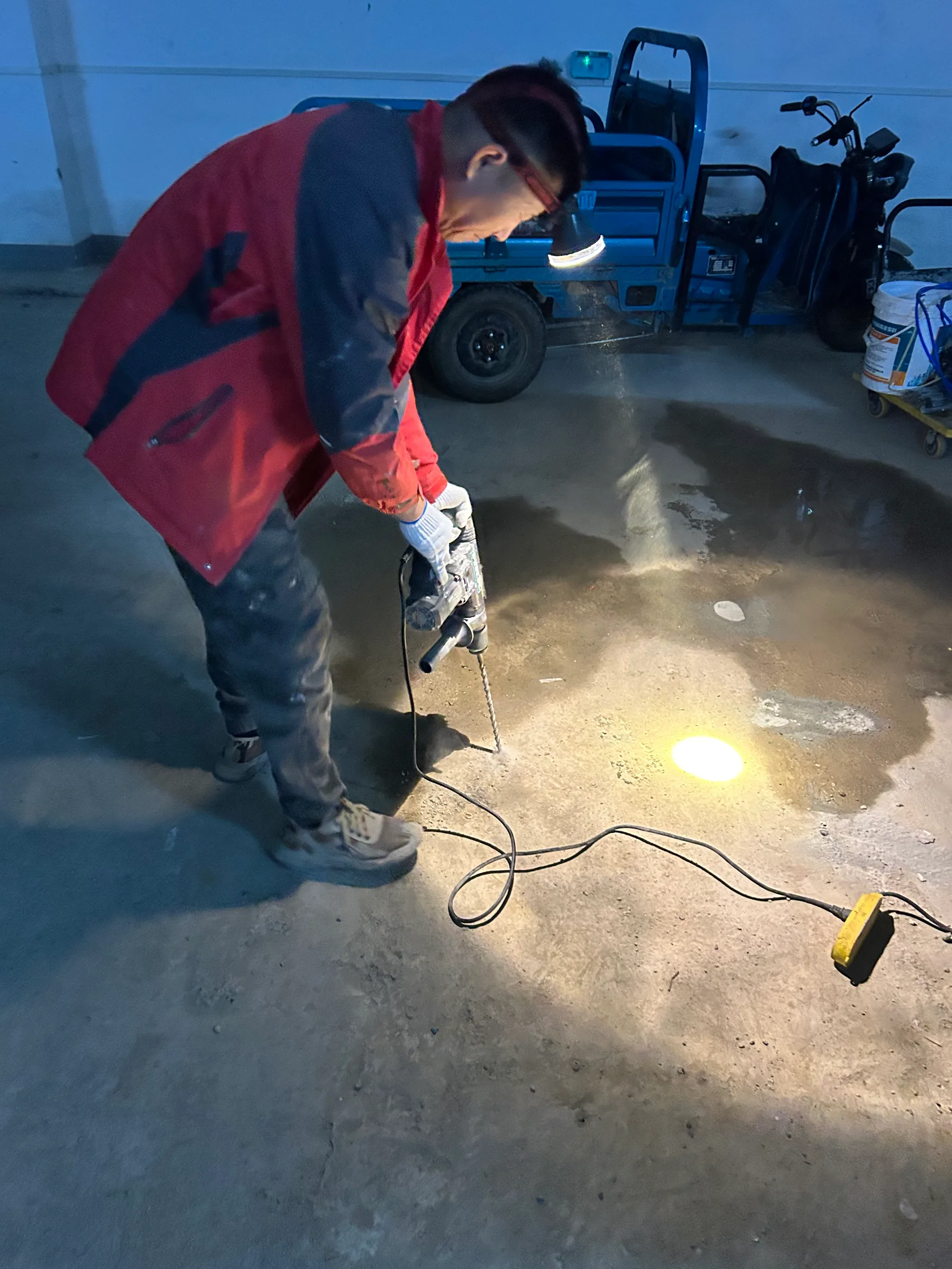 郑州郑州地下车库渗水后对房屋安全担忧：何时需要专业安全鉴定及险情分流，不作结构诊断或补漏范围方案地下室车库防水施工现场